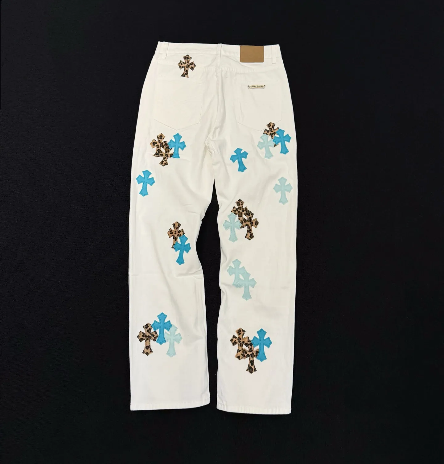 P250 Style number: D365 Chrome Hearts blue leopard print color-blocked leather jeans Size: 28-34 corresponding to S-XL Color: White Size: S-XL (corresponding to 28 30 32 34) 28 30 32 34 Size S M L XL Pants length 101 102 103 104 Hips 110 114 118 122 Waist circumference 86 90 94 98 (There is an error of 1~3cm due to manual measurement)